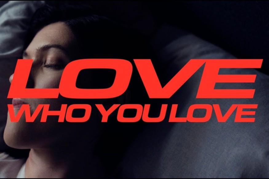 Romy célèbre l’amour libre avec “Love Who You Love”